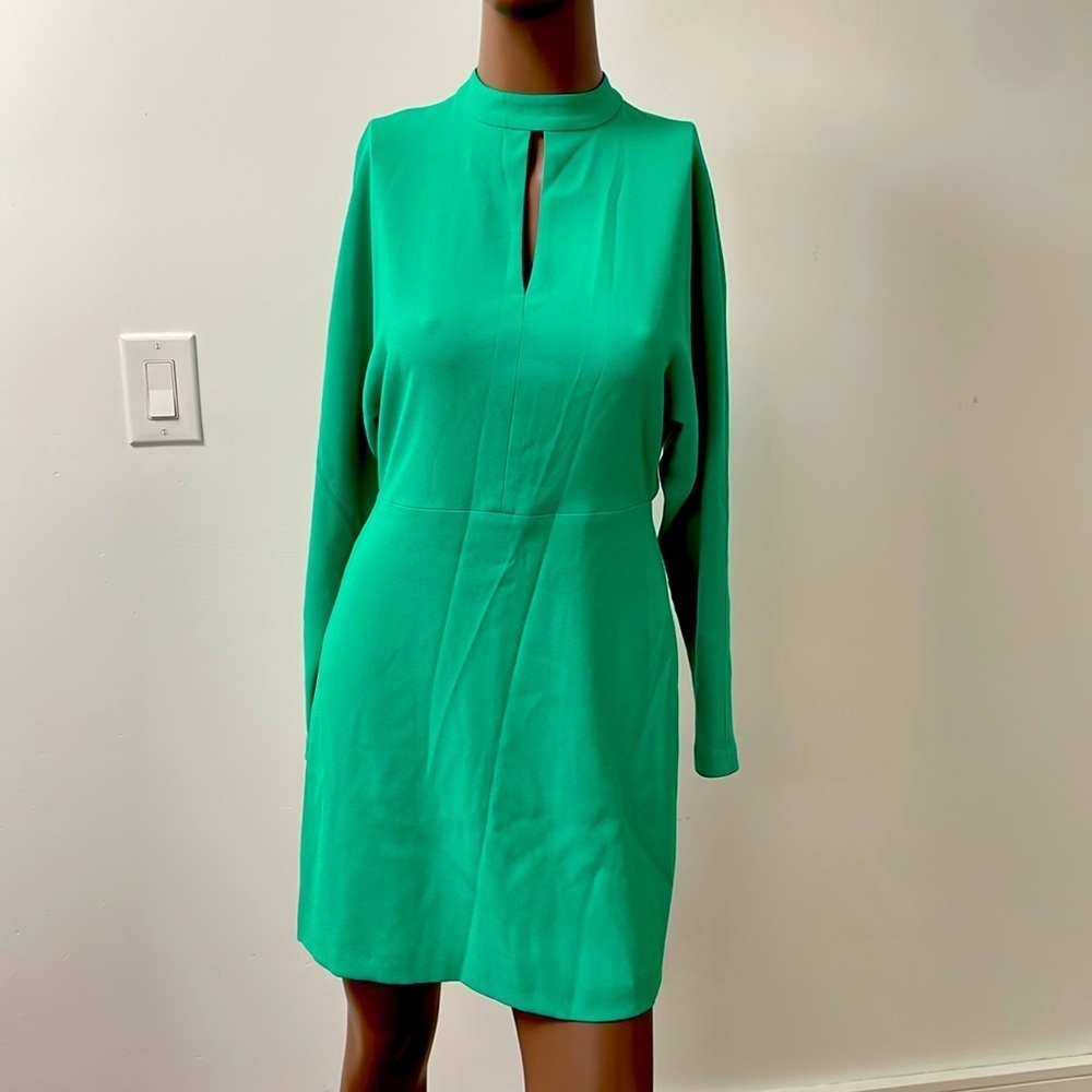 Elegant Green Long-Sleeve Keyhole Dress